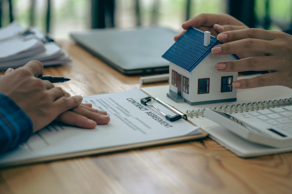  jodooa-real-estate-agent-new-buyers-discussion-scaled